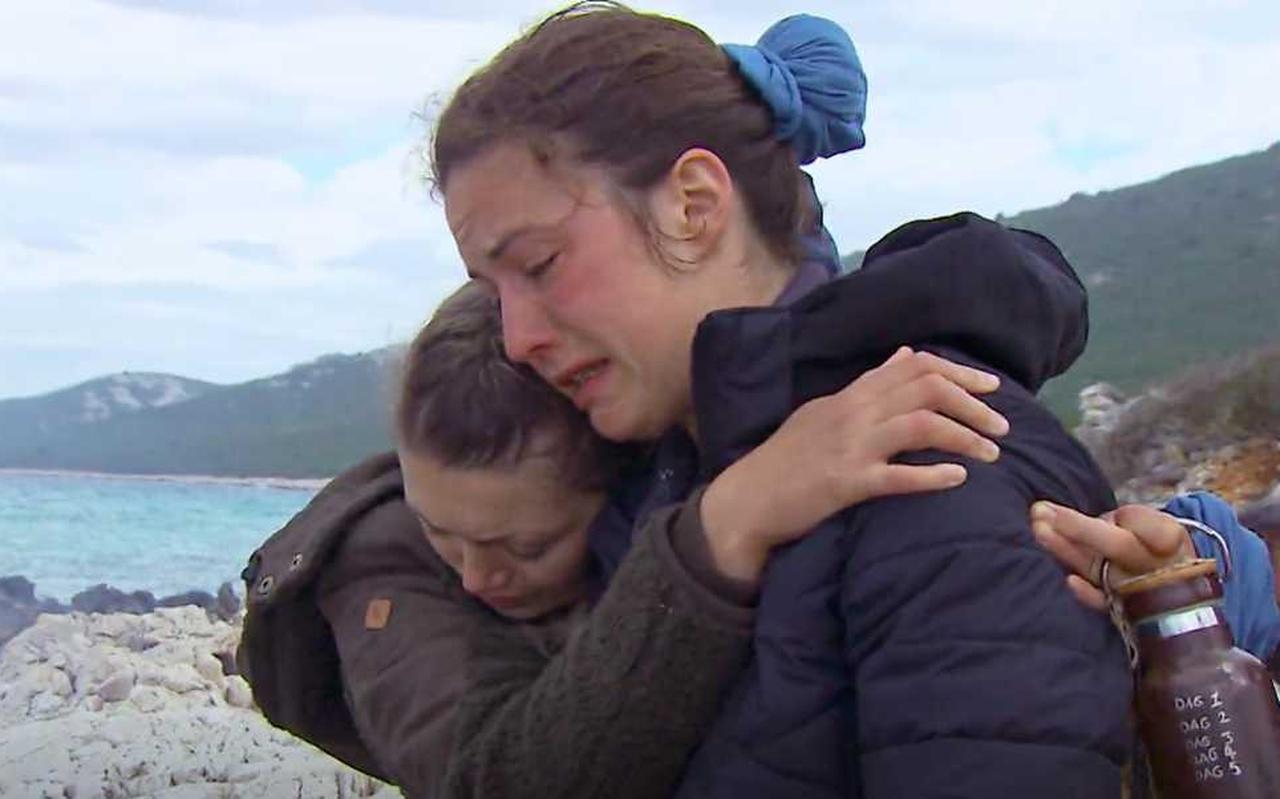 Boerin Annemiek heeft het even niet meer op het rotsachtige eiland van Expeditie Robinson. Boerin Annemiek heeft het even niet meer op het rotsachtige eiland van Expeditie Robinson.