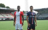 Miguel Araujo (links) en Cander Cavlan in de shirts waarmee FC Emmen dit seizoen wil spelen. 