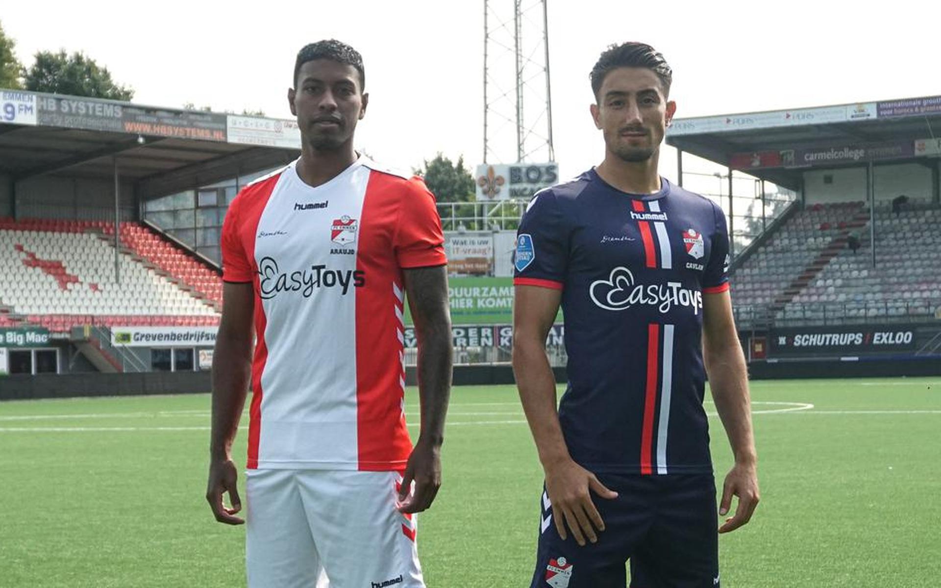 Miguel Araujo (links) en Cander Cavlan in de shirts waarmee FC Emmen dit seizoen wil spelen. 