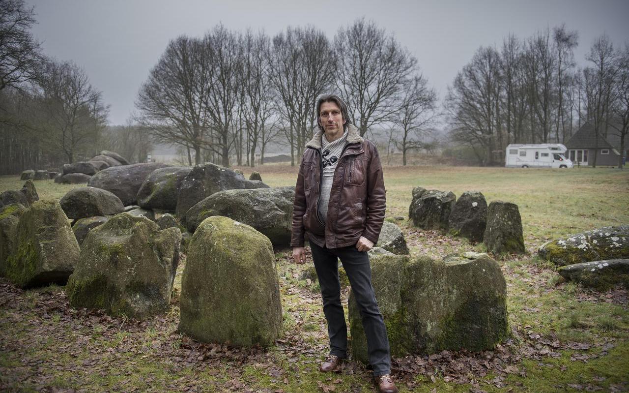 Hendrik Gommer bij zijn favoriete hunebed D19 en op de achtergrond zijn camper.
Hendrik Gommer bij zijn favoriete hunebed D19 en op de achtergrond zijn camper.