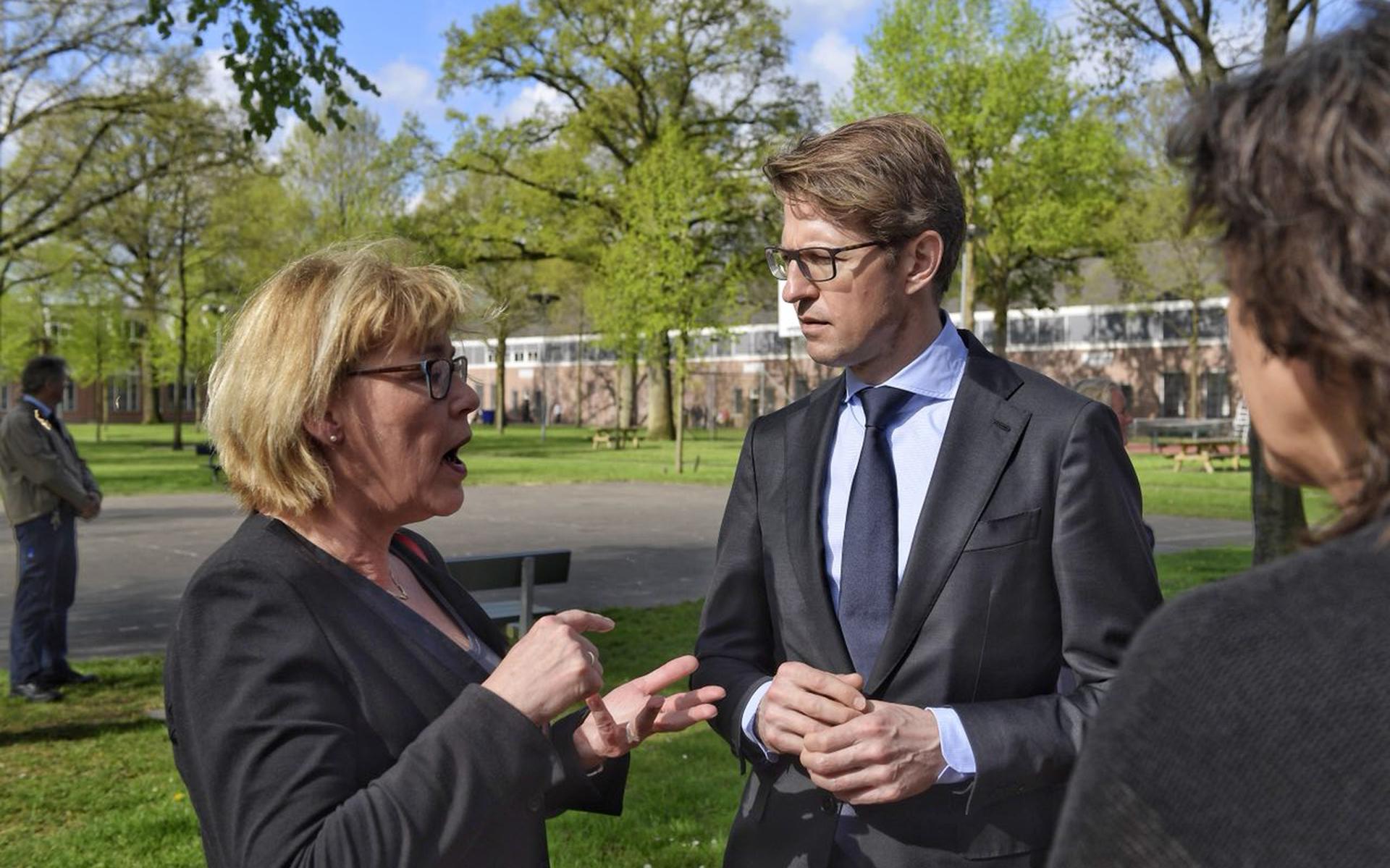 Minister Dekker in gesprek met gevangenisdirecteur Marie-Anne de Groot. Foto: Marcel Jurian de Jong