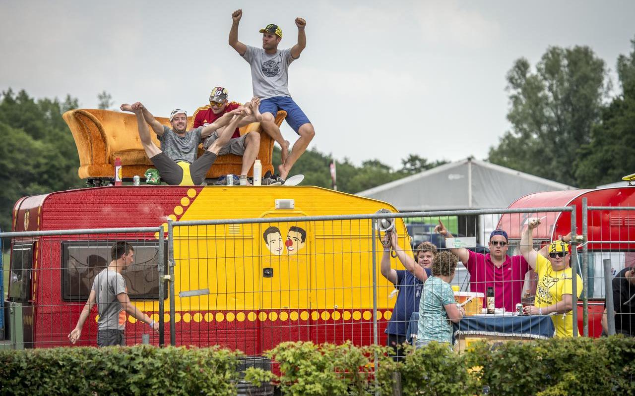 Sfeerbeeld van het leven op de TT-campings. Ook buitenlanders houden ervan. Sfeerbeeld van het leven op de TT-campings. Ook buitenlanders houden ervan.