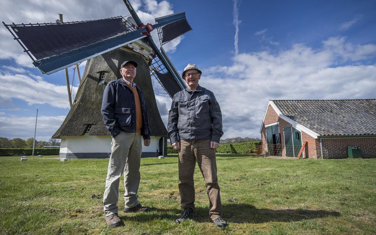 Dirk Tijseling (links) en Albert Kalk zijn trots op molen De Zwaluw in Oudemolen. Foto Jaspar Moulijn