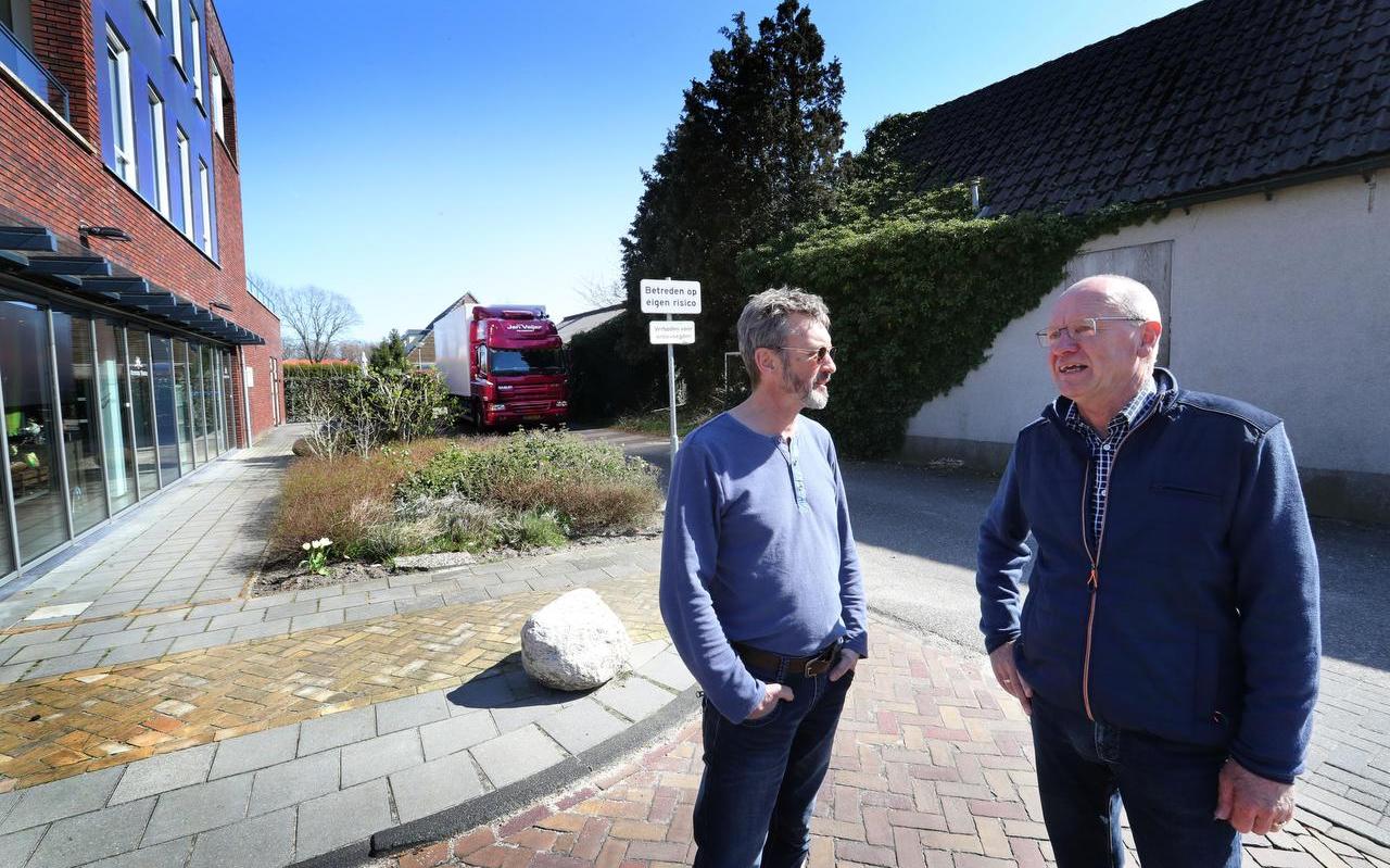Brand Valkenbrug (links) en Hilbert Kiers bij de ingang van de Hanebijtershoek, de weg die voor zoveel problemen zorgt. Foto: Harry Tielman Brand Valkenbrug (links) en Hilbert Kiers bij de ingang van de Hanebijtershoek, de weg die voor zoveel problemen zorgt. Foto: Harry Tielman