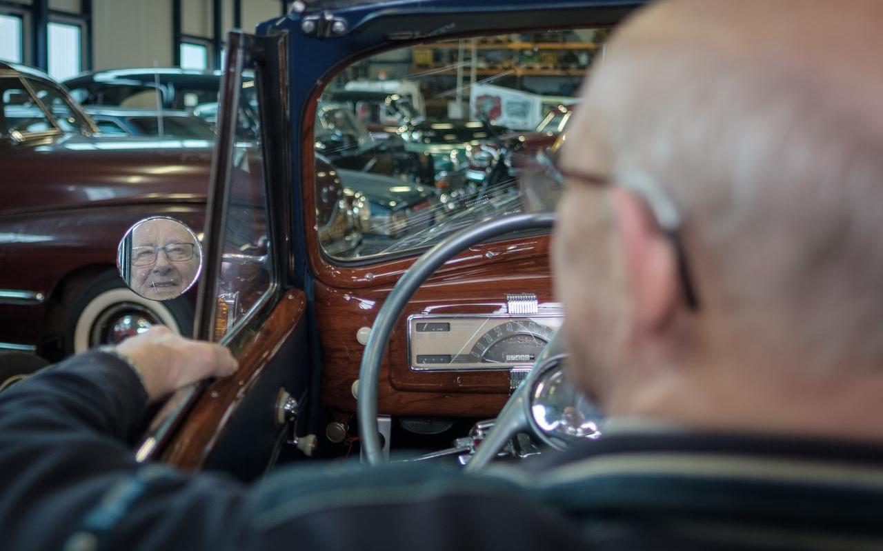 Geert Rave is 88 jaar oud is exemplarisch voor de Drentse oldtimerbezitter. Rave bezit een collectie oude Amerikanen. Foto: Suze van der Ster Geert Rave is 88 jaar oud is exemplarisch voor de Drentse oldtimerbezitter. Rave bezit een collectie oude Amerikanen. Foto: Suze van der Ster