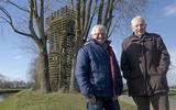 Lucas Schoemakers (links) en Riekus Holties bij de oude wachttoren van Schoonebeek. Schoemakers en Holties hebben nog op de wachttoren gewerkt. Foto: Jan Anninga