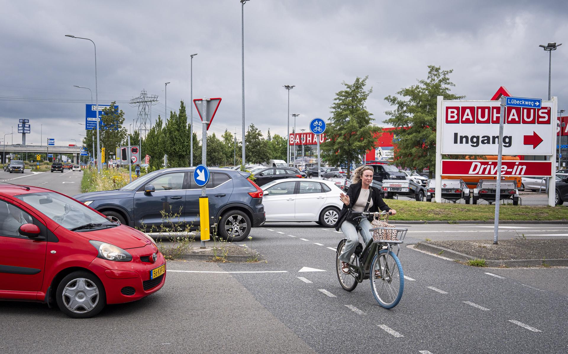 Een fietser krijgt voorrang terwijl ze dat niet heeft op de Bonholmstraat bij de Bauhaus. 