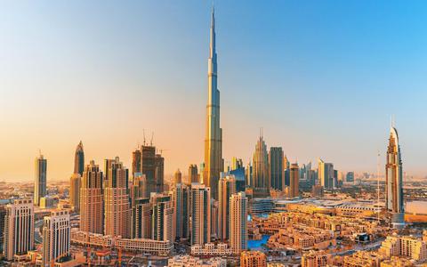 Burj Khalifa (foto) is met 828 meter momenteel de hoogste wolkenkrabber ter wereld. Volgend jaar zal de Kingdom Tower in Saoedi-Arabië (1000 meter) deze rol overnemen. 

