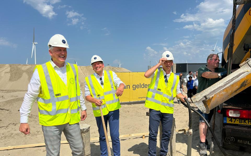 Met onder anderen Wisse Hummel van Groningen Seaports (midden) verrichtte CEO Kevin Dijkers (rechts, met helm) van Giga Storage woensdag de bouwstart van Leopard door een lading beton te storten.