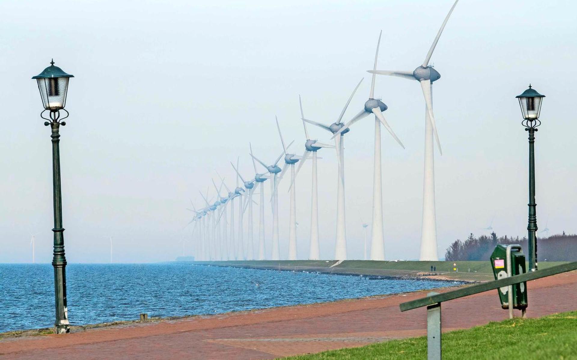 Door de harde wind hebben windmolens veel stroom opgewekt in maart. Dat geldt ook voor deze molens aan de boorden van het IJsselmeer, nabij Urk.