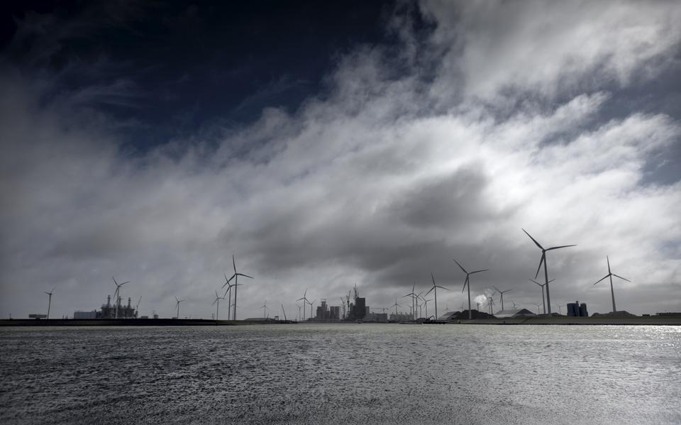 Bedrijvigheid in Eemshaven.