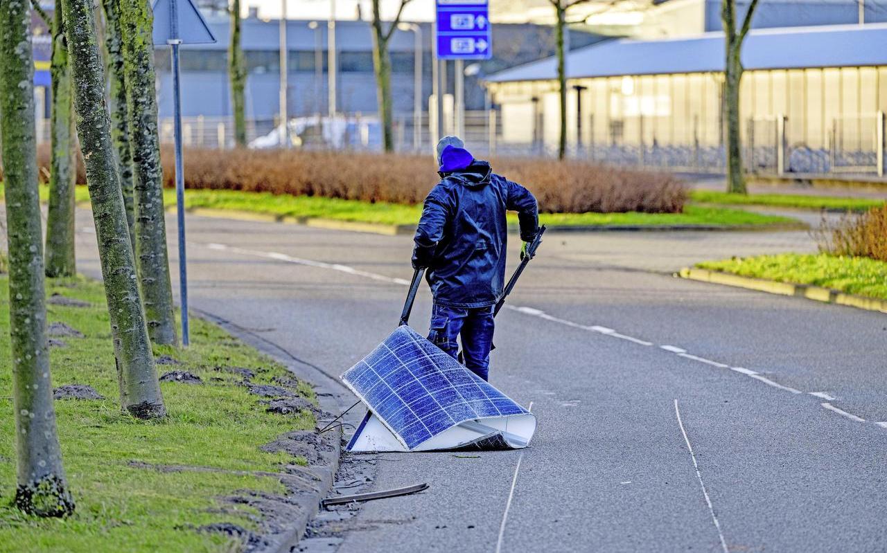 Zonnepanelen kunnen beschadigd raken bij een flinke storm. Zonnepanelen kunnen beschadigd raken bij een flinke storm.