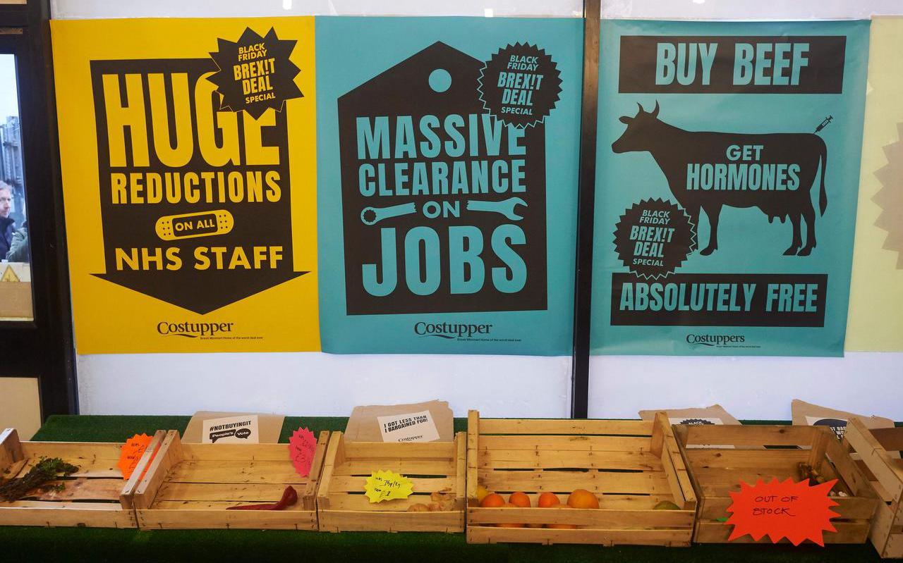Dure en schaarse producten in een ‘winkel’in Londen van actieoverders tegen de brexit. Foto: AFP/Niklas Hallen