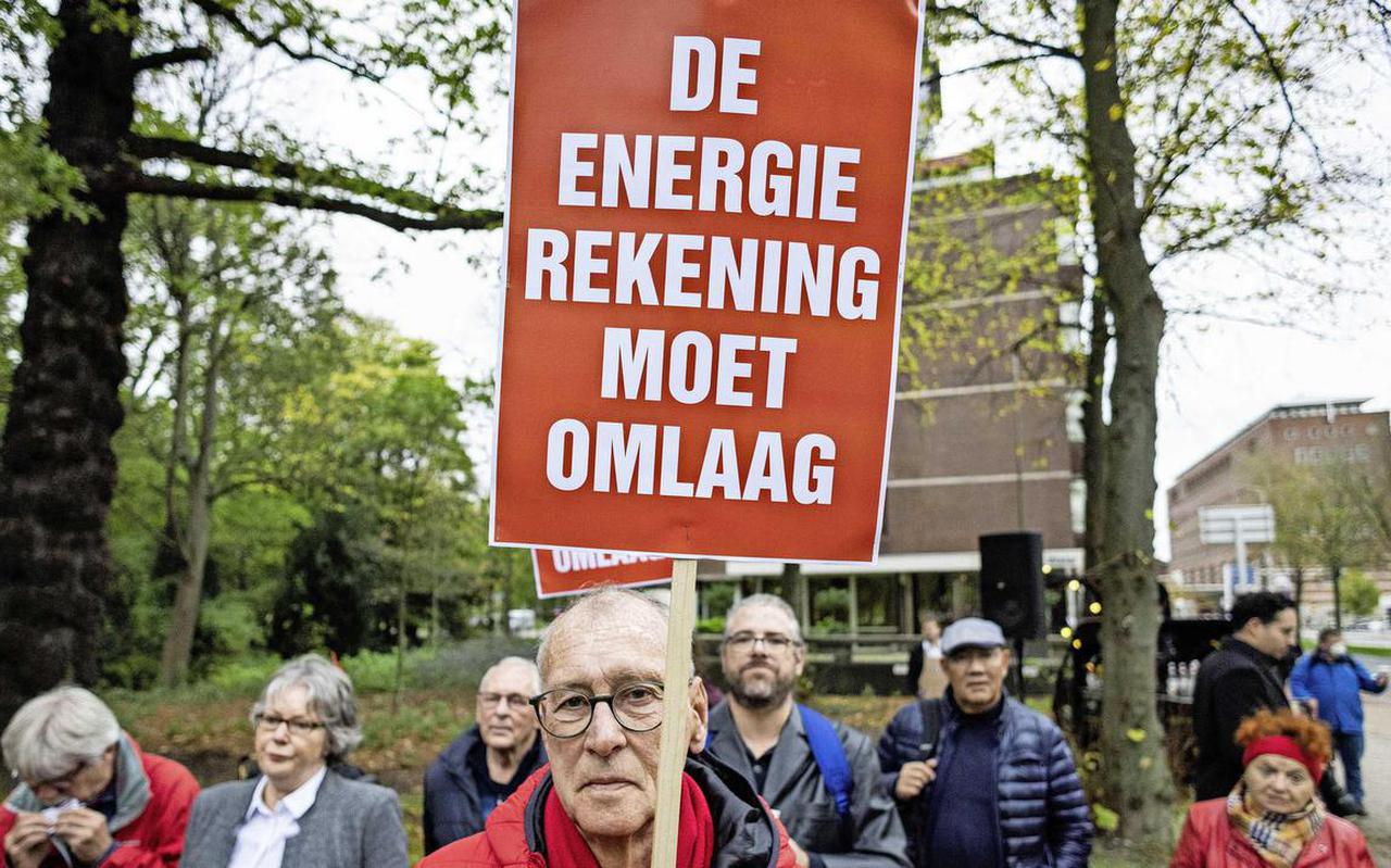 Mensen eisen een lagere energienota bij een recente demonstratie van de SP bij de Tweede Kamer.