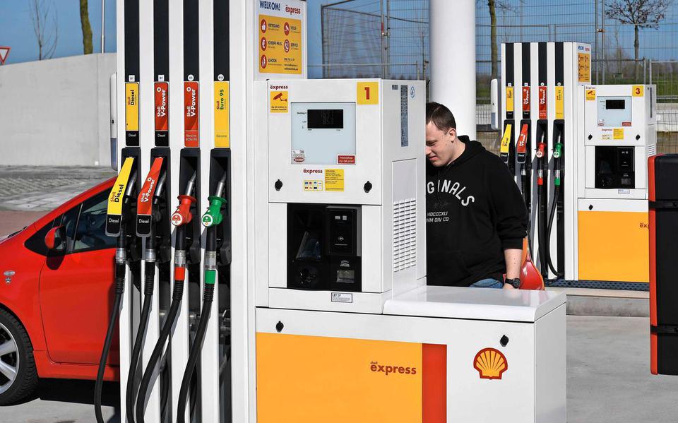 Bij de huidige olieprijs hoort een bijna 10 cent lagere benzineprijs.