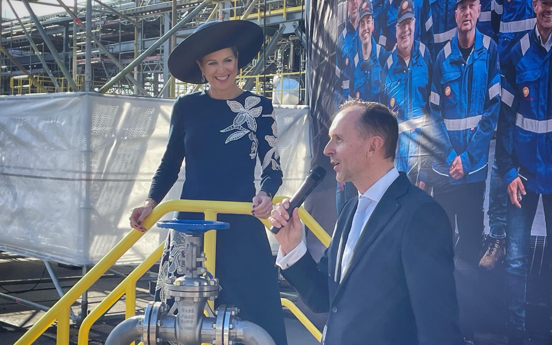 Koningin Máxima opende in oktober de fabriek van Avantium in Delfzijl. Rechts van haar CEO Tom van Aken van het duurzame bedrijf.