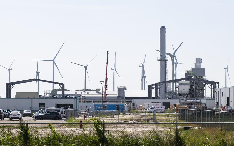 18 miljoen autobanden per jaar gaat Circtec recyclen in Delfzijl. Tegen een decor van windmolens krijgt de fabriek steeds meer vorm.