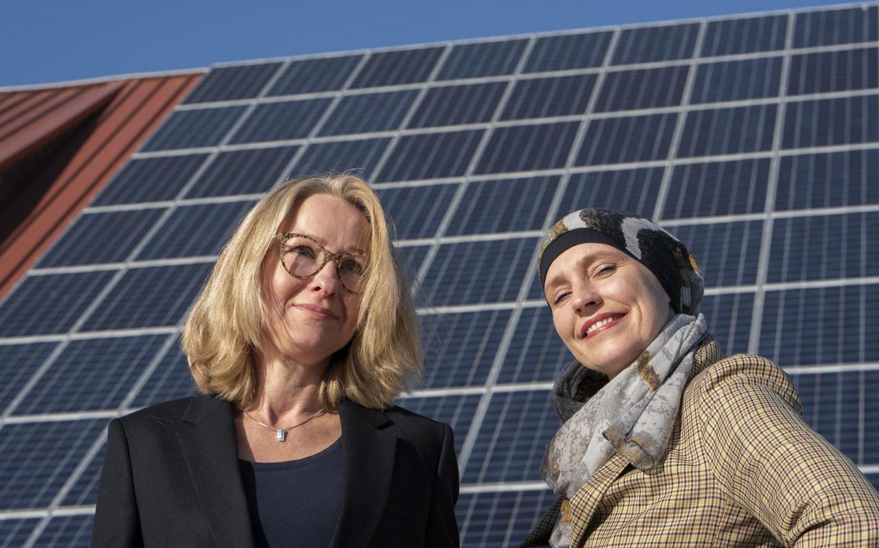 Marike Hoekstra (links) en Daisy Tempelman van Vrouwen in Energie Noord-Nederland.