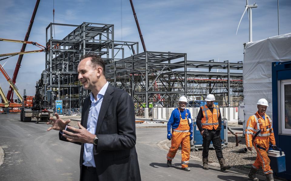 CEO Tom van Aken van Avantium in 2023 bij de fabriek in Delfzijl die toen nog in aanbouw was. 