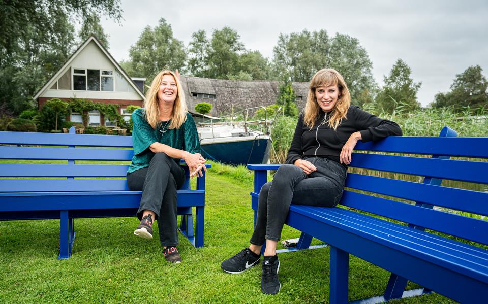 Tanja Tamina (rechts) en Daniëlla van Gennep kochten camping Meerzicht bij het Leekstermeer uit handen van investeerder EuroParcs.