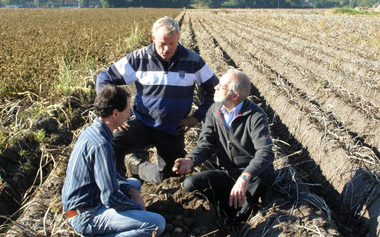 Onderzoekers Gino Smeulder (links) en Bert Carpay (rechts) in gesprek met Henk Schrör, één van de landbouwers die deelnam aan de proef. Foto Carpay Advies

