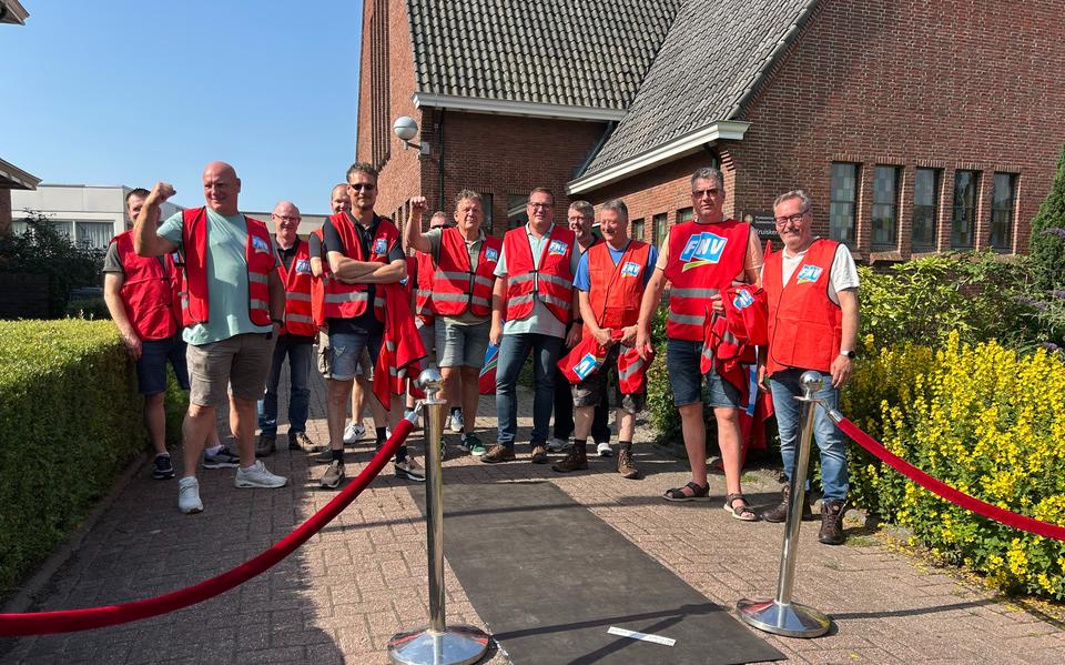 Potesterende medewerkers van Teijin hebben bij de Kruiskerk een zwarte loper uitgerold voor de directie van hun bedrijf. In Delfzijl hield Teijin een roadshow over de reorganisatie bij het bedrijf.