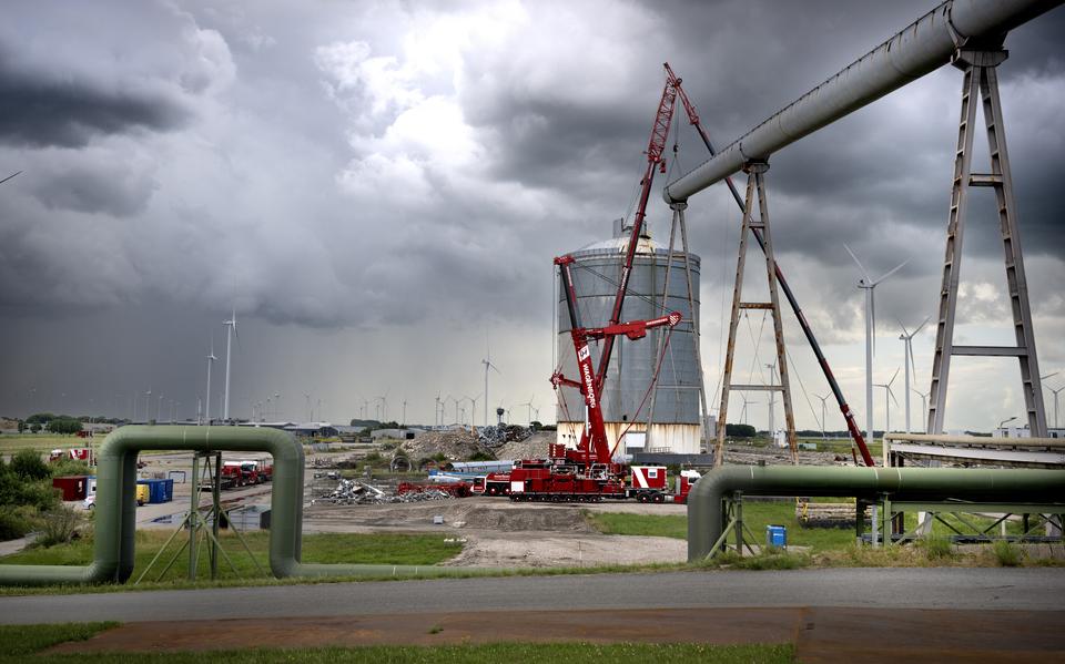 De ontmanteling van de bandbrug is begonnen. Op de voorgrond een deel van de stoomleiding.