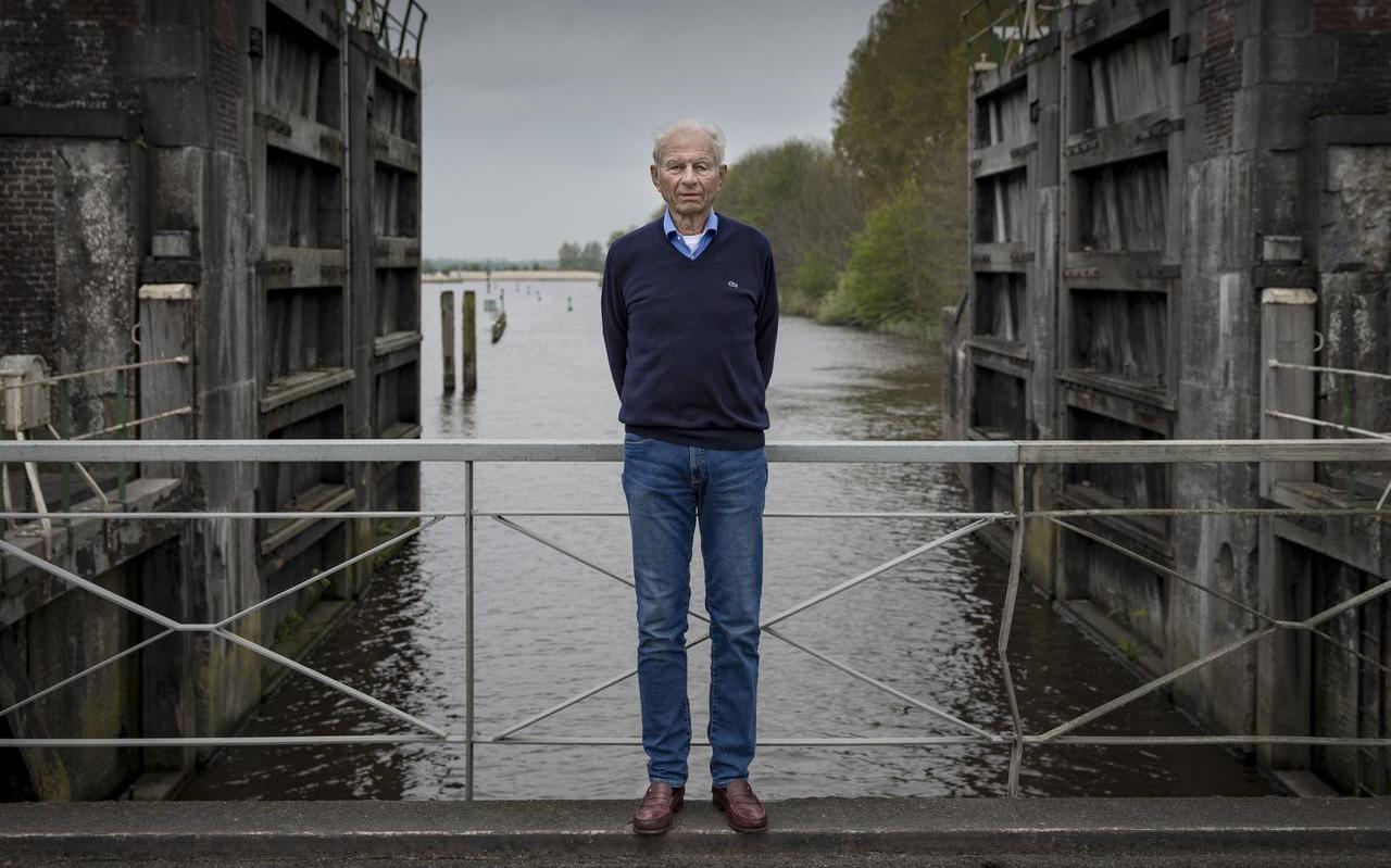 Hendrik Nienhuis bij de oude sluis naar de toenmalige Lauwerszee: ,,De garnalen zijn momenteel te duur.’’ Foto Pepijn van den Broeke