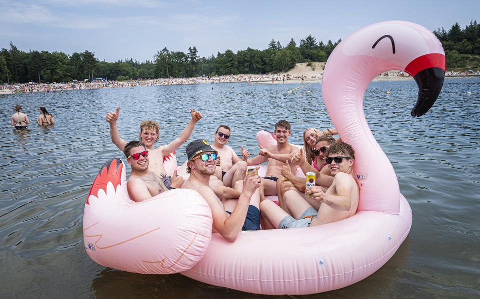 Het is gelukt, de flamingo van Henk Hoorn (met beide duimen omhoog) is te water gelaten.