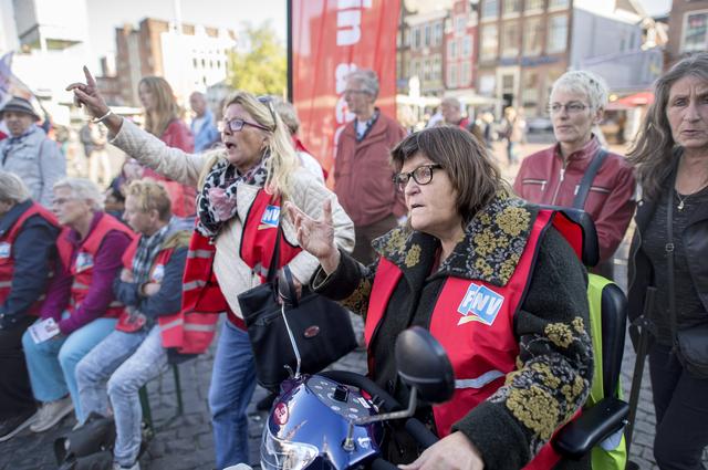 Protest in Groningen. Vakbond FNV roept op tot verzet tegen ‘asociaal afbraakbeleid kabinet-Jetten’