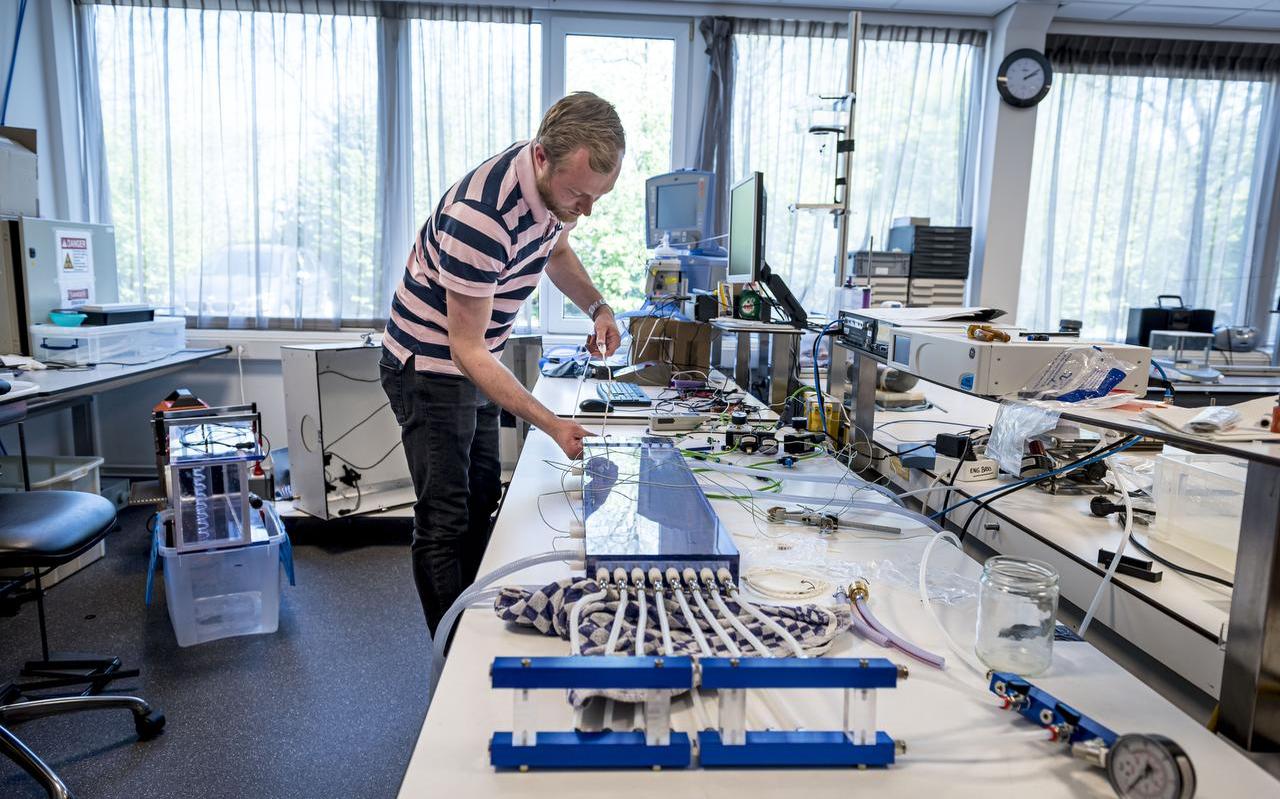 Rick Boerma van PulmoTech in Leek ontwikkelt een katheter voor IC-patiënten. Rick Boerma van PulmoTech in Leek ontwikkelt een katheter voor IC-patiënten.