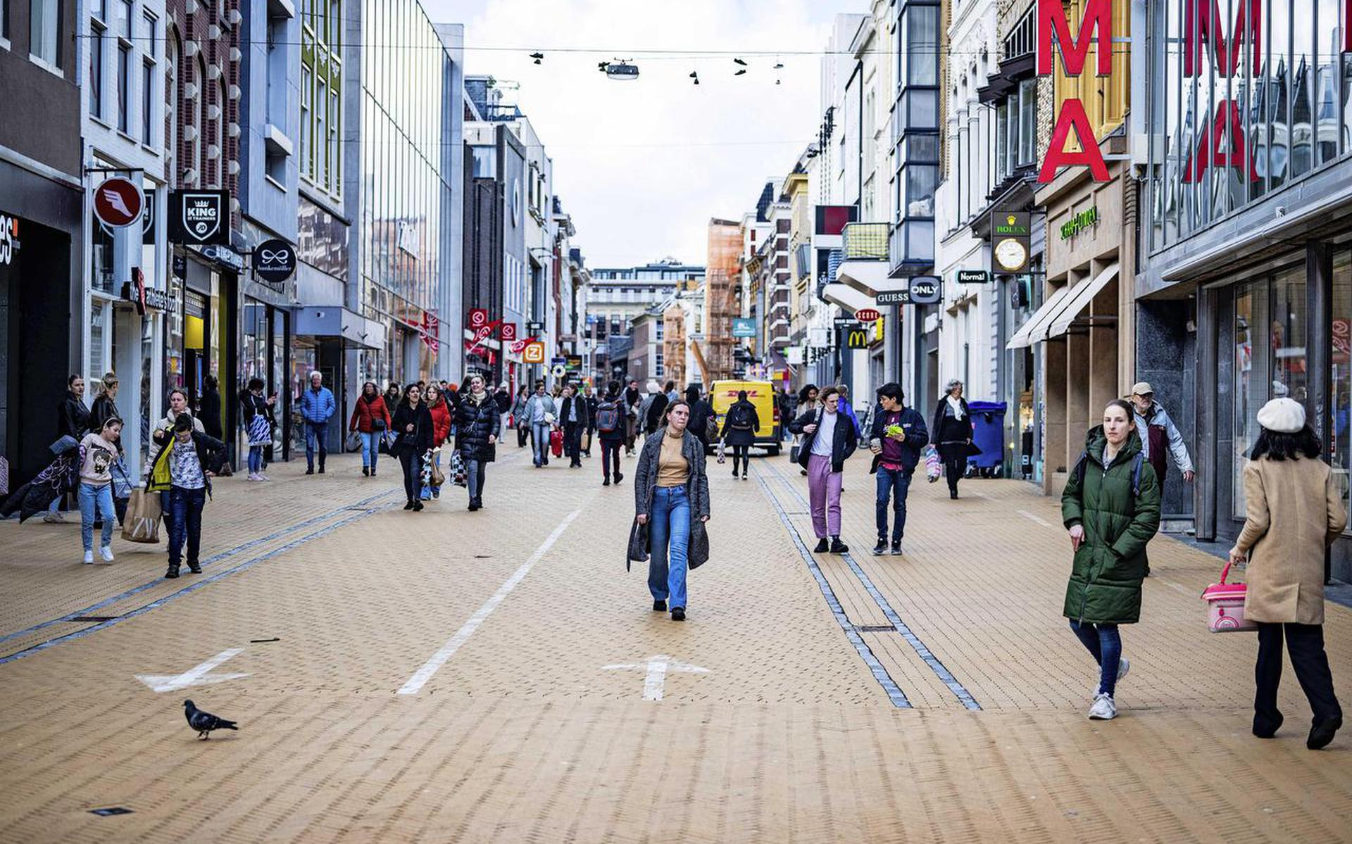 Winkelend publiek in de Herestraat in Groningen.
