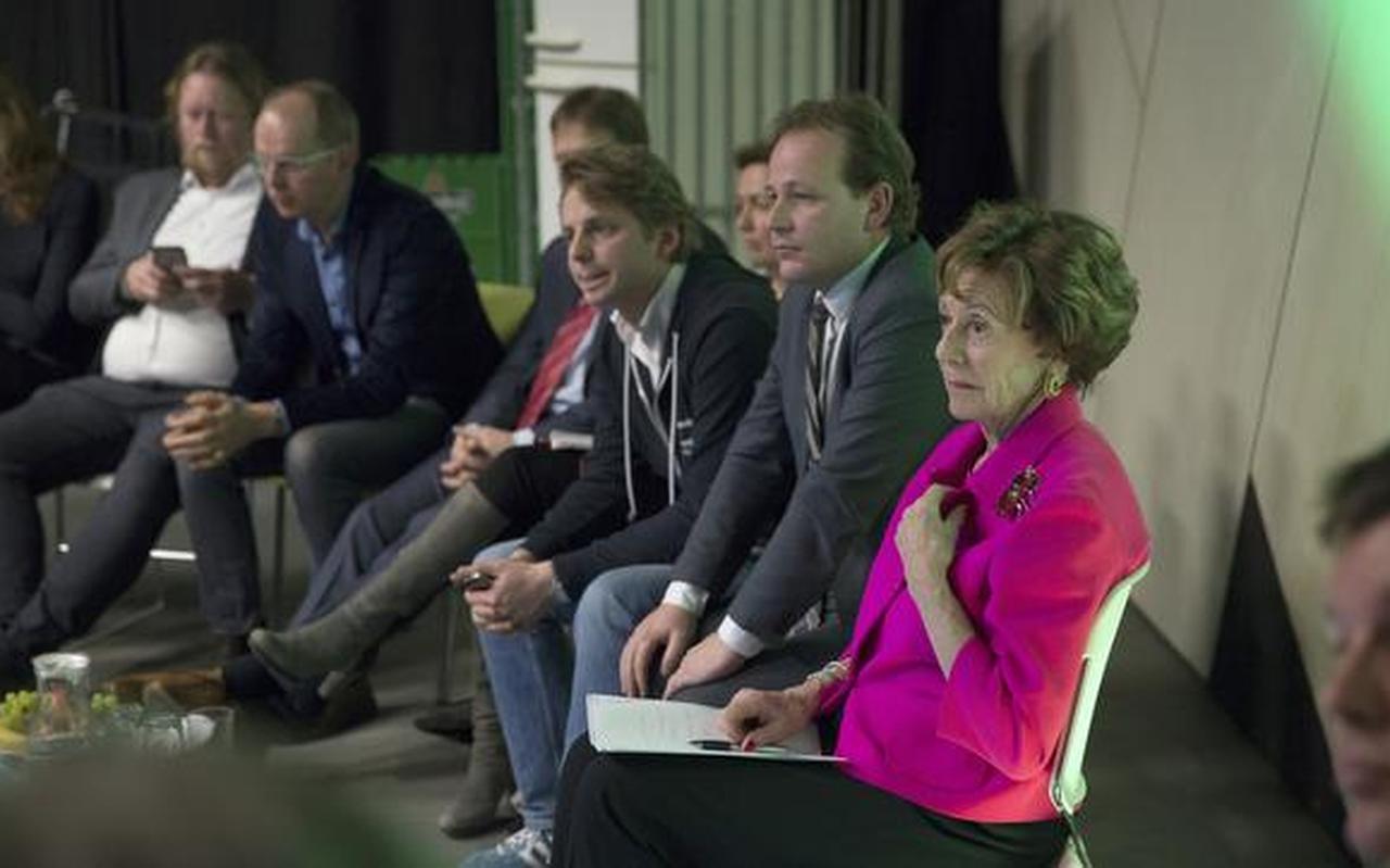 Neelie Kroes met links van haar Groningens wethouder Joost van Keulen en Koen Atema.