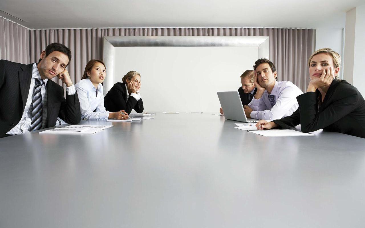 Verveelde gezichten bij een vergadering van werknemers met met een ‘bullshit job’.  Foto: Shutterstock