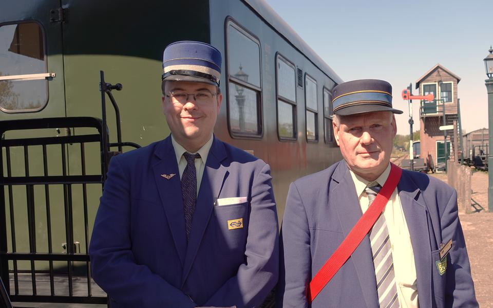 Egbert Kroon (links) en Hans Fluks werken als vrijwilliger op de museumspoorlijn STAR in Stadskanaal.
