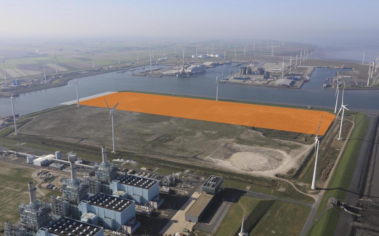 Luchtfoto van de Eemshaven, met in oranje de beoogde locatie voor de recyclingfabriek waar het Twentse Van Merksteijn walsdraad uit metaalschroot wil maken. 
