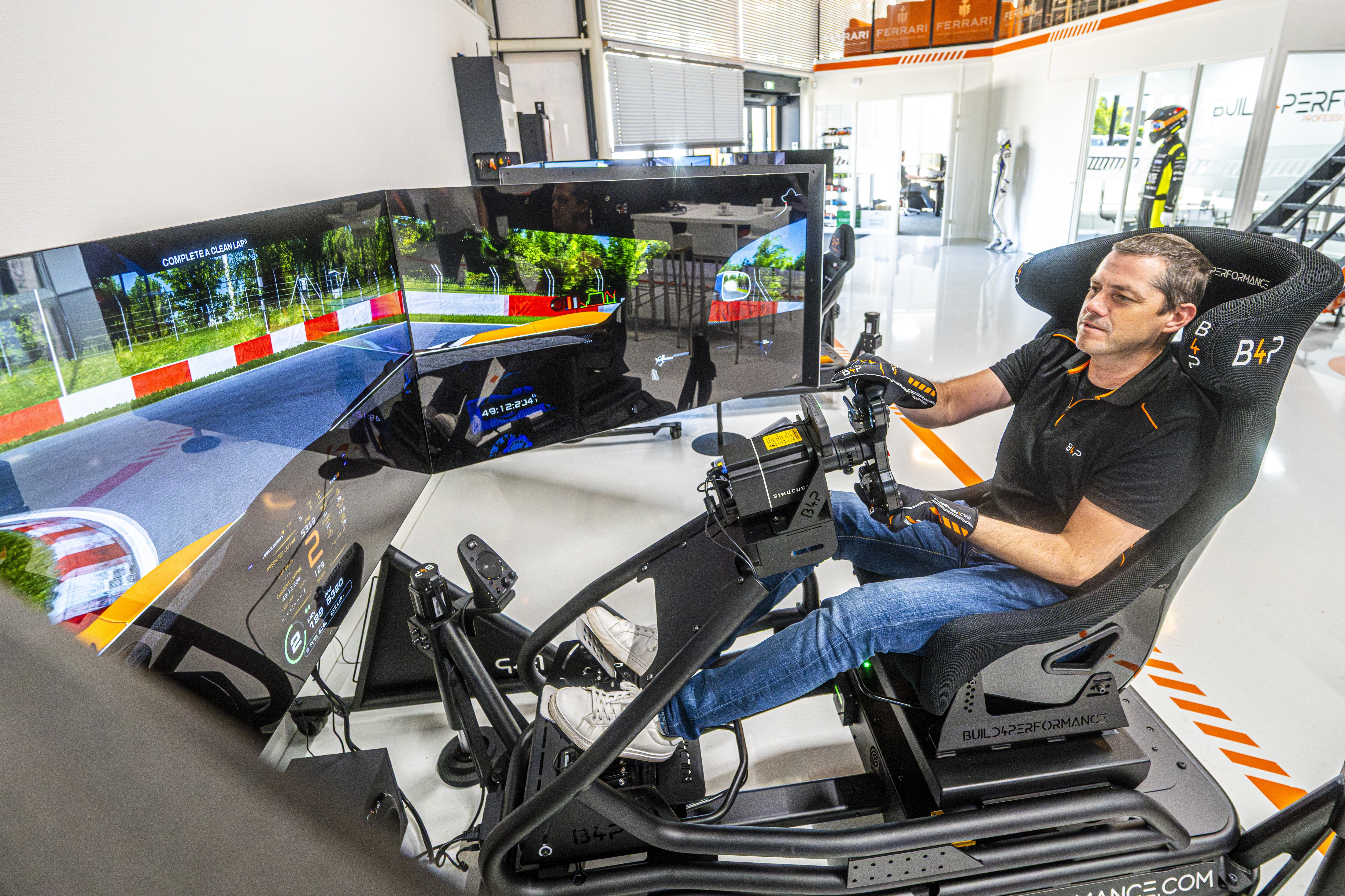 Heb je Robert Doornbos wel eens zien racen in die simulator? Die komt dus uit Hoogeveen. ‘Hé Robert,