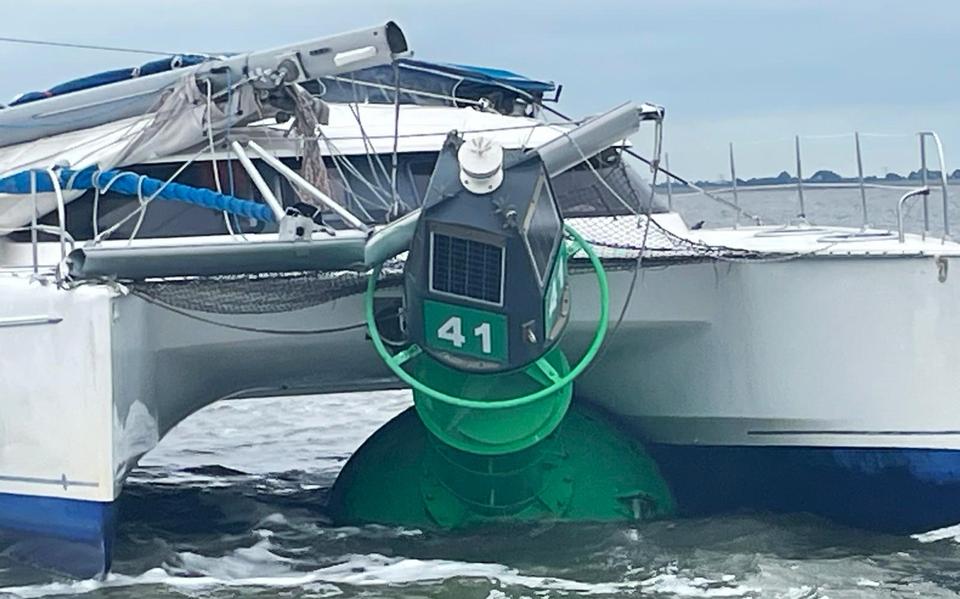 De catamaran ramde boei 41 in de Eems en bleef daar vervolgens op vastzitten.