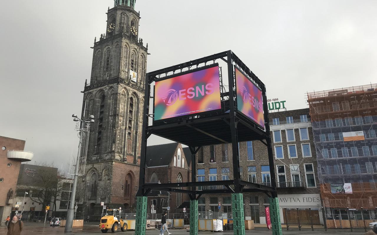 De reclamezuil voor Eurosonic Noorderslag op de Grote Markt. De reclamezuil voor Eurosonic Noorderslag op de Grote Markt.