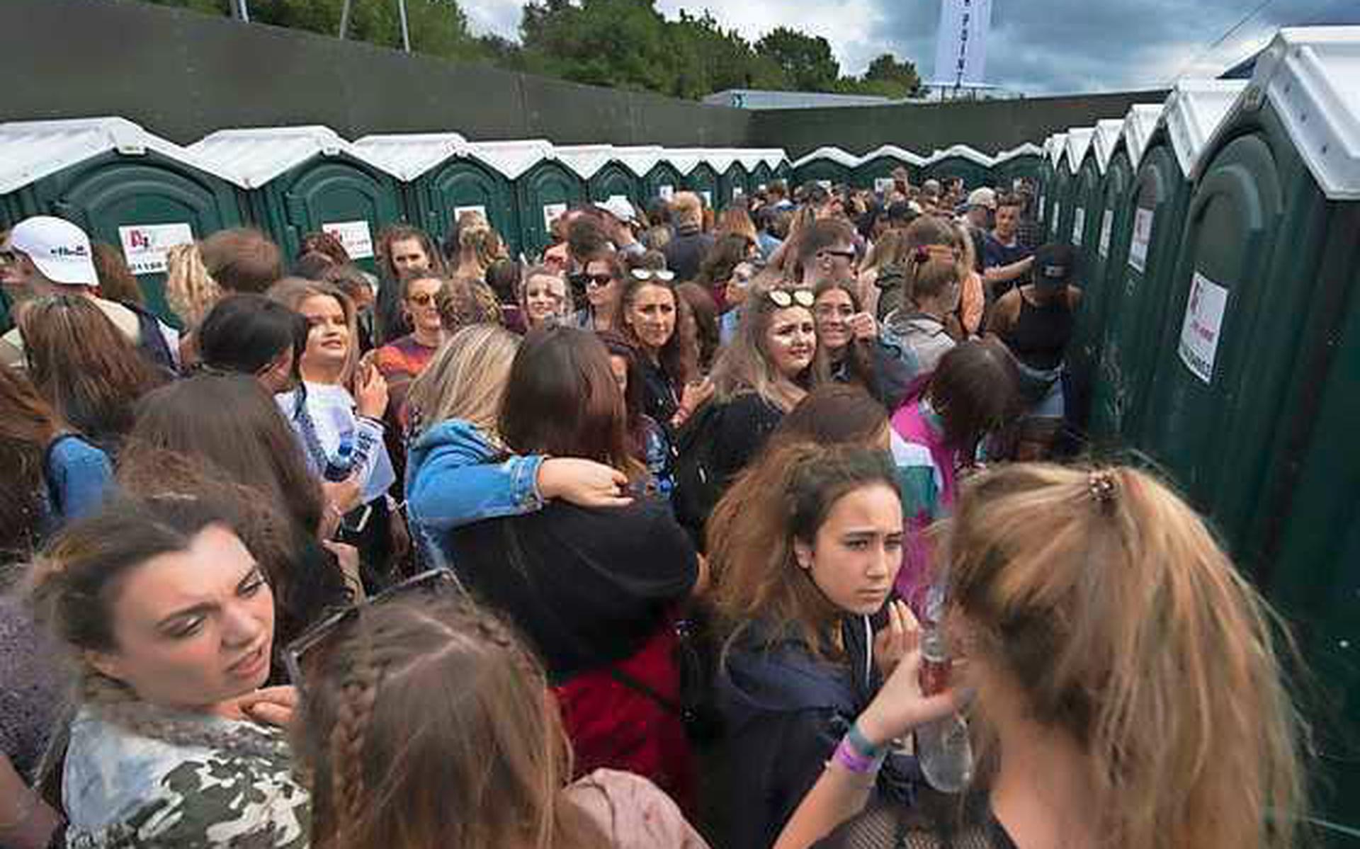 The professor comes up with a simple solution to the long queues in front of women’s toilets at festivals
