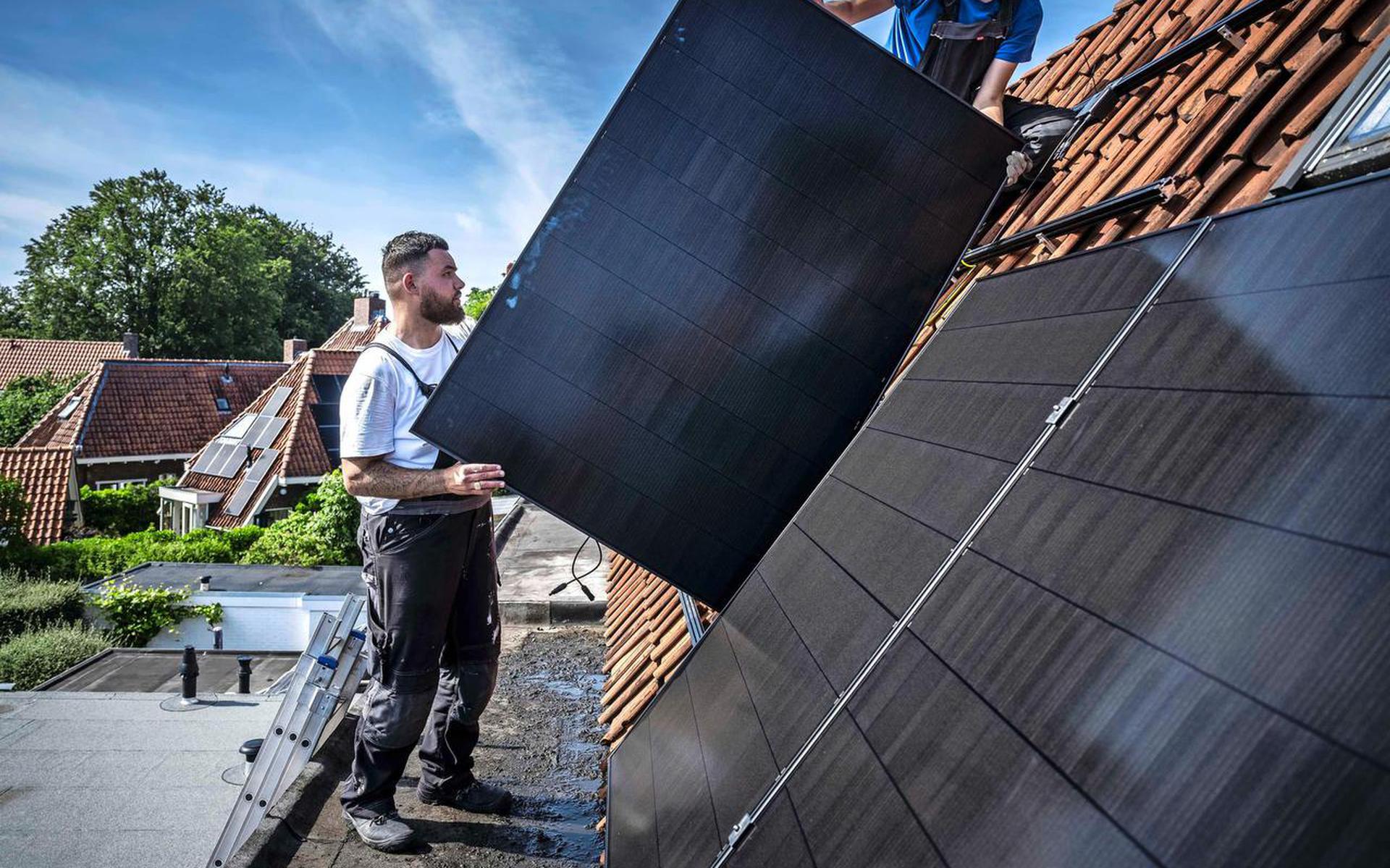 Steeds meer mensen laten zonnepanelen op hun dak installeren.
