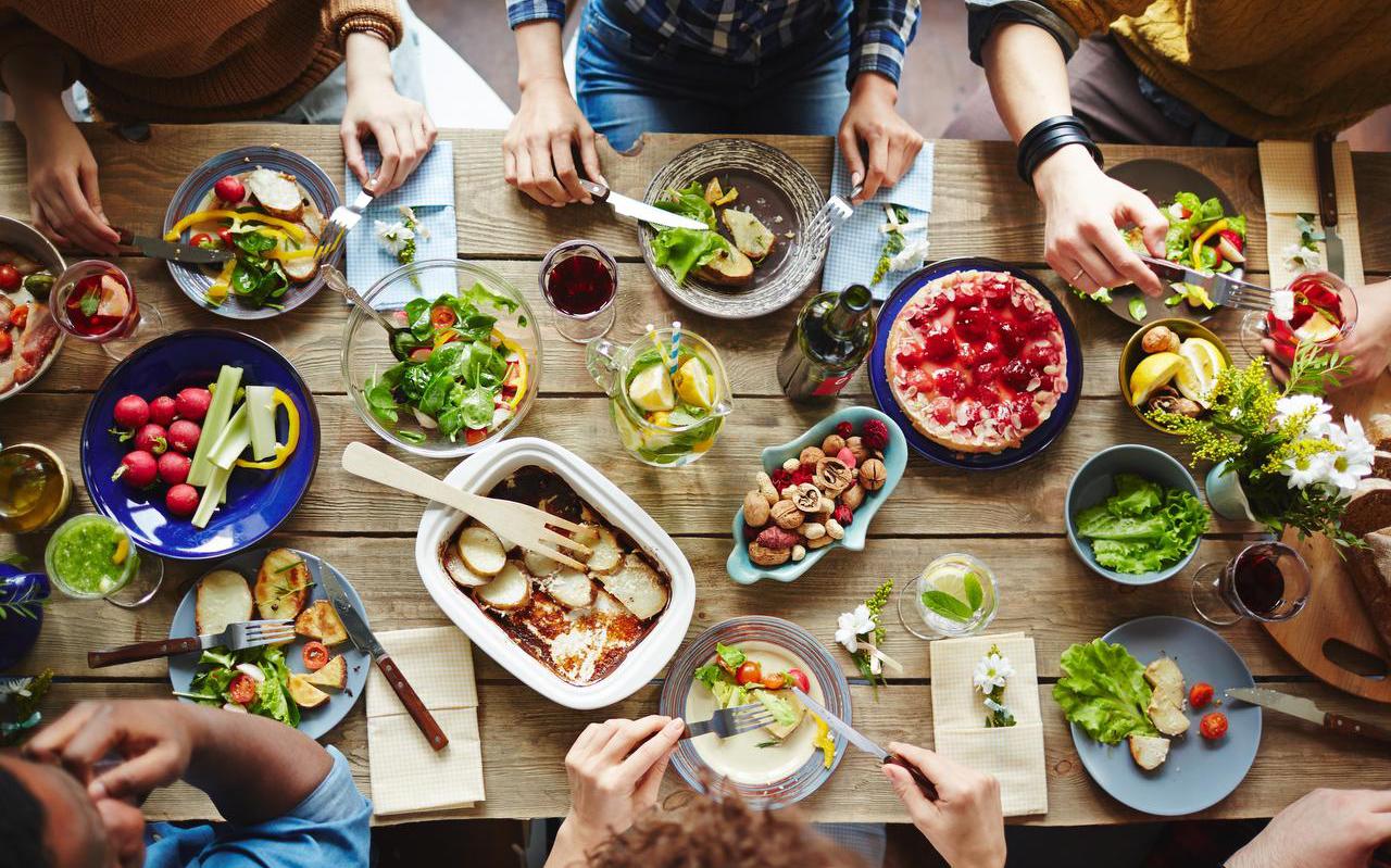 In een gezelschap eten kan nu alleen als je een huishouden vormt. Een flinke maaltijd koken en die vervolgens delen met anderen, kan natuurlijk wel.