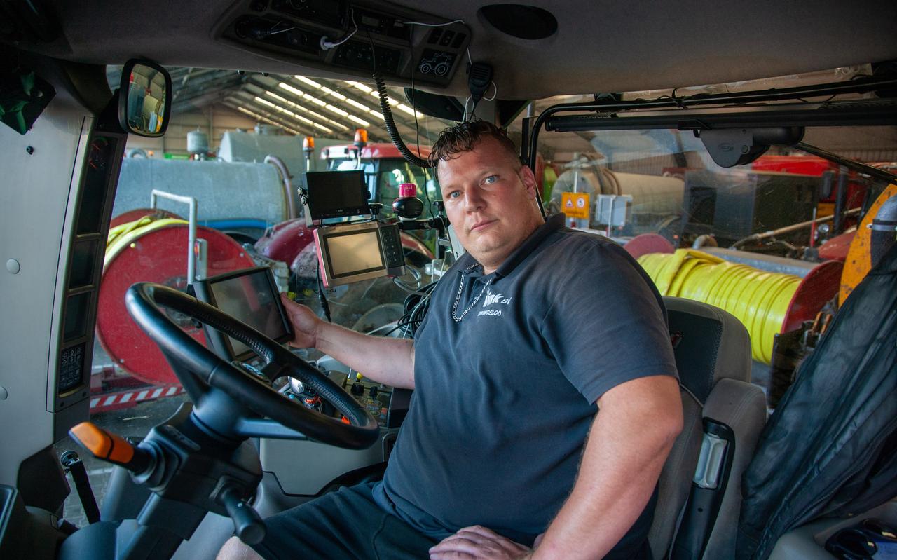 Rick Wijntjes van loonbedrijf Vink, waar gps-systemen en beeldschermen zijn gestolen. Gisteren kreeg deze tractor alweer nieuwe apparatuur. Rick Wijntjes van loonbedrijf Vink, waar gps-systemen en beeldschermen zijn gestolen. Gisteren kreeg deze tractor alweer nieuwe apparatuur.