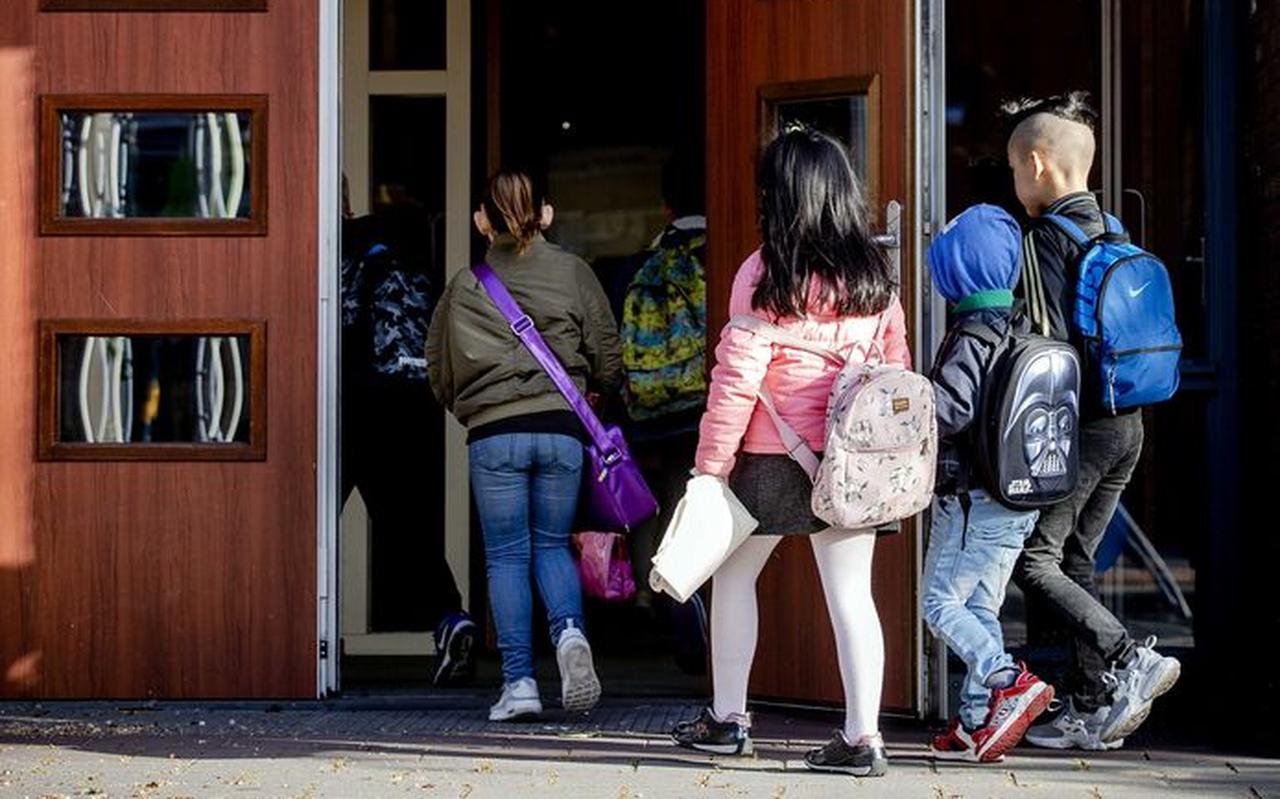 Een ruime meerderheid van de leraren staat niet achter het kabinetsbesluit om de basisscholen per 8 juni weer volledig te openen. Een ruime meerderheid van de leraren staat niet achter het kabinetsbesluit om de basisscholen per 8 juni weer volledig te openen.