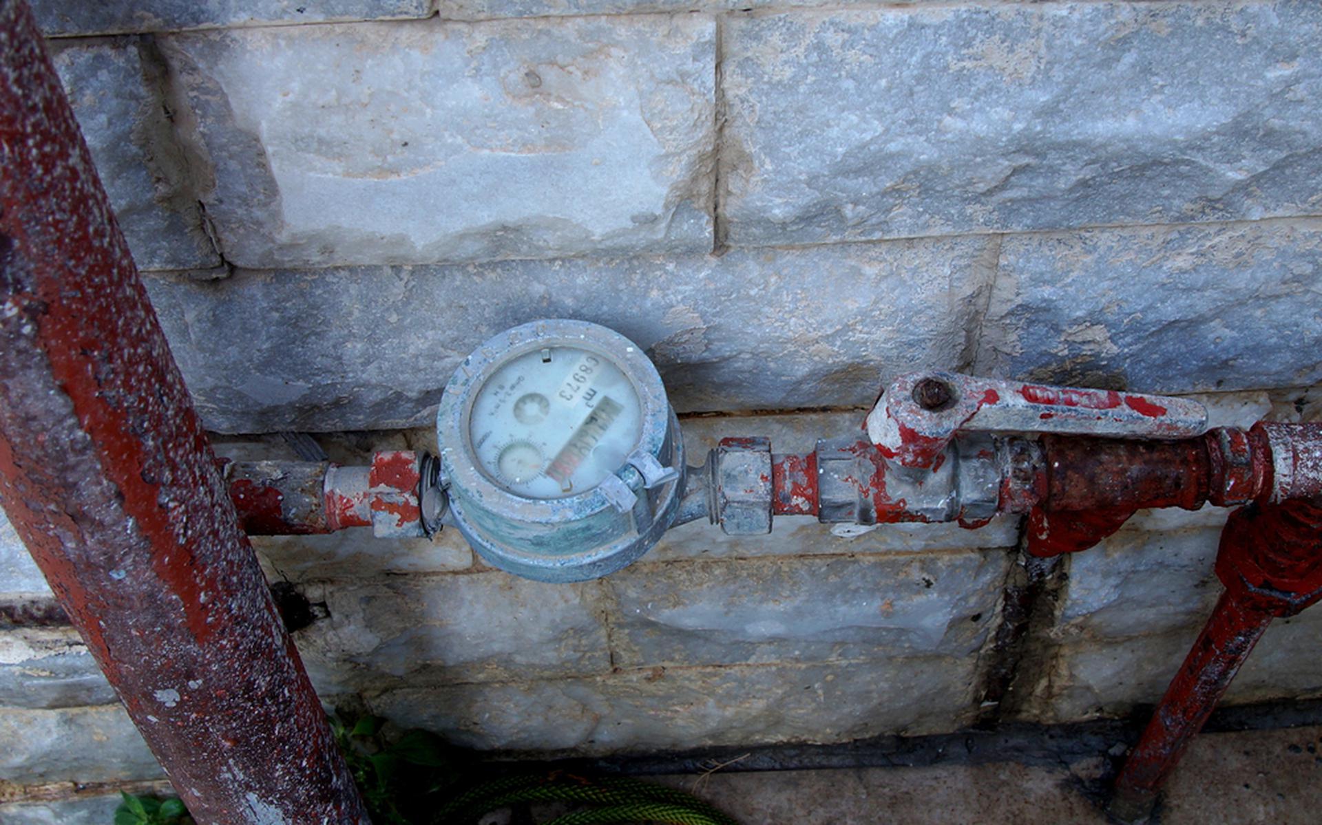 Watermeters zitten vaak op de plek waar leidingen het huis binnenkomen. Foto: Shutterstock