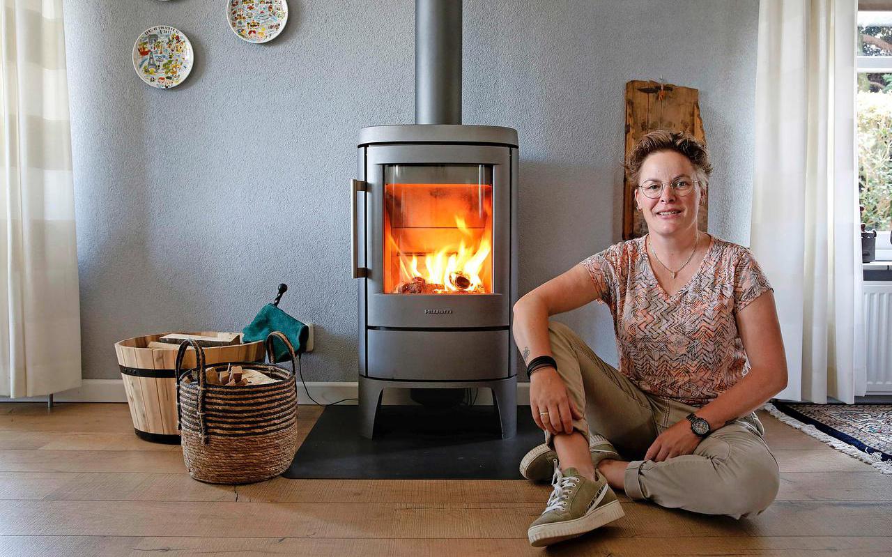 Yvette van Minderhout is al elf jaar een fervent houtstoker. „We stoken alleen als het koud is en niet windstil.”