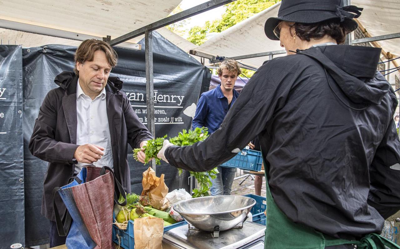 Bestuursvoorzitter van de Autoriteit Consument & Markt Martijn Snoep (links): ,,Supermarkten en bedrijven blijken heel goed in staat geweest om zelfstandig over te schakelen naar diervriendelijker alternatieven voor de plofkip.” Bestuursvoorzitter van de Autoriteit Consument & Markt Martijn Snoep (links): ,,Supermarkten en bedrijven blijken heel goed in staat geweest om zelfstandig over te schakelen naar diervriendelijker alternatieven voor de plofkip.”