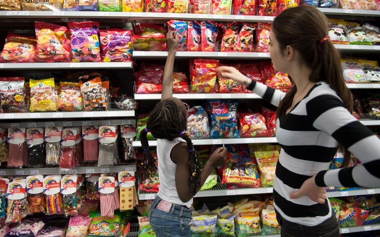 De meeste producten die speciaal voor kinderen zijn gemaakt, bevatten te veel suiker, verzadigd vet, calorieën of zout. De meeste producten die speciaal voor kinderen zijn gemaakt, bevatten te veel suiker, verzadigd vet, calorieën of zout.