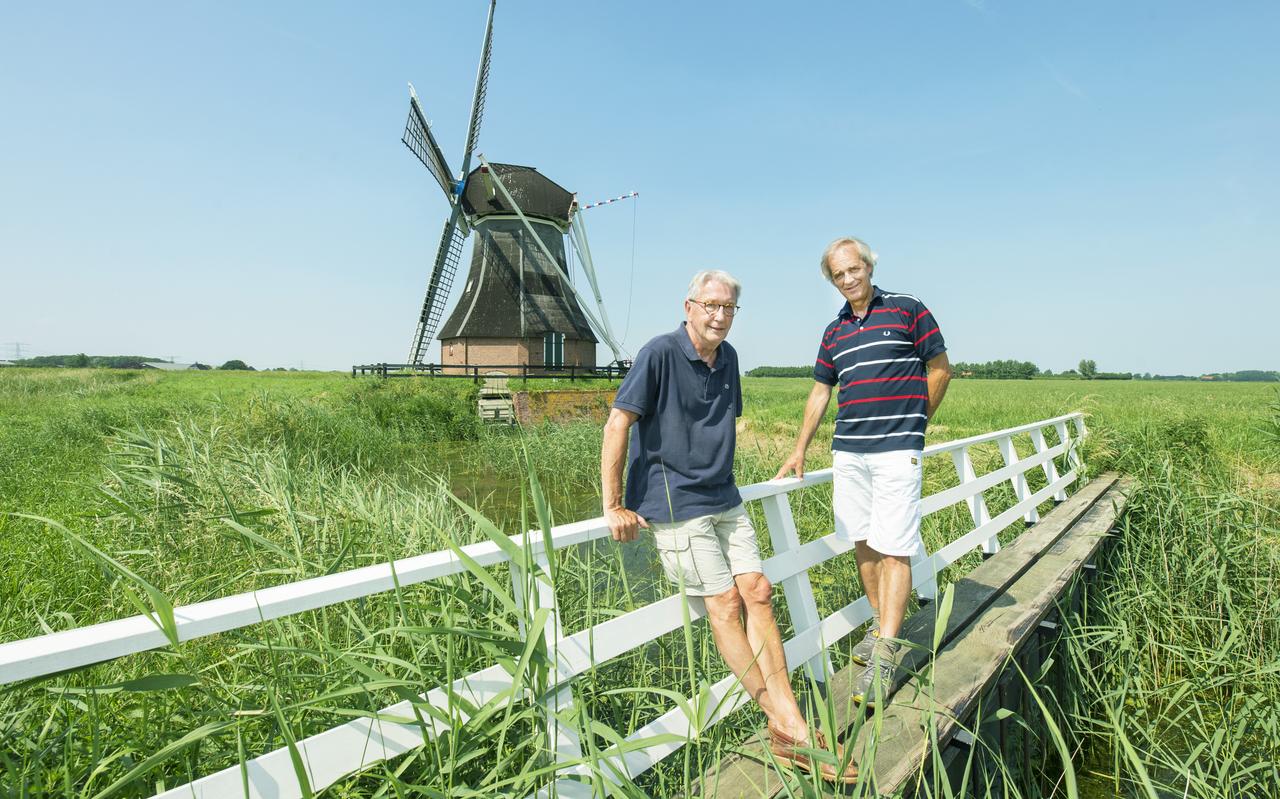Gidsen Reint Huizenga en Bert Steenhuizen voor hun lievelingsmolen. Foto: Marcel van Kammen Gidsen Reint Huizenga en Bert Steenhuizen voor hun lievelingsmolen. Foto: Marcel van Kammen