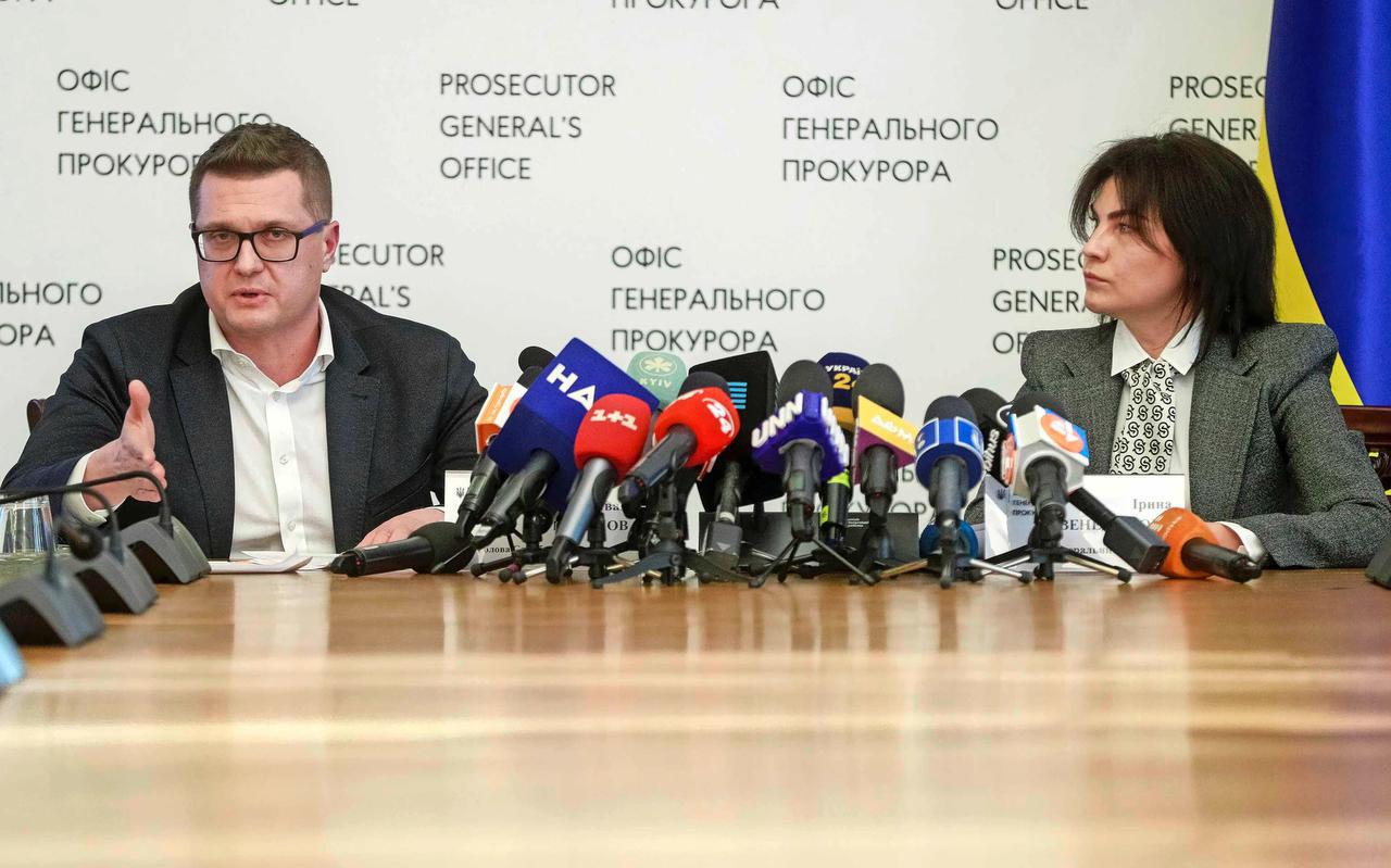 Ivan Bakanov en Irina Venediktova tijdens een gezamenlijke persconferentie vorig jaar in Kiev. De beide vertrouwelingen van president Zelenski werden door hem afgelopen nacht ontslagen.